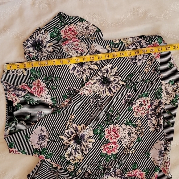 BCX Floral Stripe Top Size Medium - Picture 5 of 9